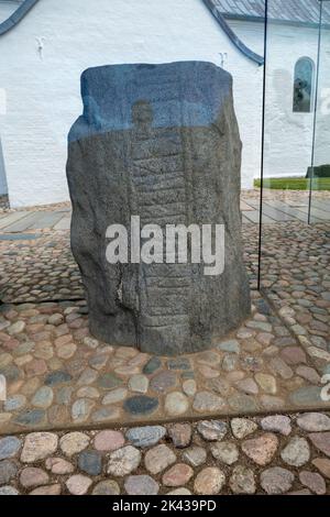 Célèbre pierre de rune au site du patrimoine mondial de Jelling, Danemark Banque D'Images