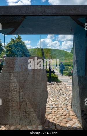 Célèbre pierre de rune au site du patrimoine mondial de Jelling, Danemark Banque D'Images