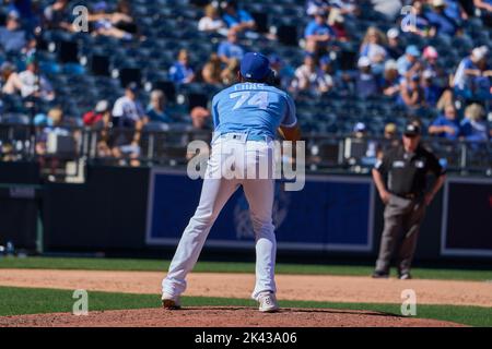 25 septembre 2022: José Cuas (74) lance un terrain pendant le match avec les Mariners de Seattle et les Royals de Kansas City qui se sont tenus au stade Kauffman dans le Missouri de kansas City, David Seelig/Cal Sport Medi Banque D'Images