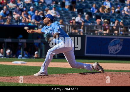 25 septembre 2022: José Cuas (74) lance un terrain pendant le match avec les Mariners de Seattle et les Royals de Kansas City qui se sont tenus au stade Kauffman dans le Missouri de kansas City, David Seelig/Cal Sport Medi Banque D'Images