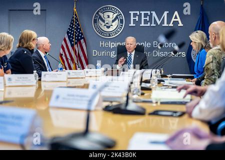 Washington, États-Unis. 29th septembre 2022. Le président américain Joe Biden discute de l'ouragan Ian avec le secrétaire à la sécurité intérieure Alejandro Mayorkas, l'administrateur de la FEMA Deanne Criswell et d'autres responsables des urgences lors d'un exposé au siège de la FEMA, à 29 septembre 2022, à Washington, DC Credit: Adam Schultz/White House photo/Alay Live News Banque D'Images