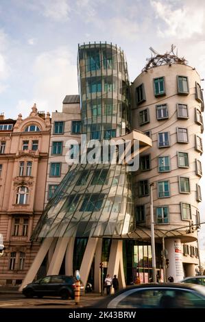 La Dancing House, conçue par l'architecte croate-tchèque Vlado Milunić et l'architecte canado-américain Frank Gehry à Prague, République tchèque. Banque D'Images