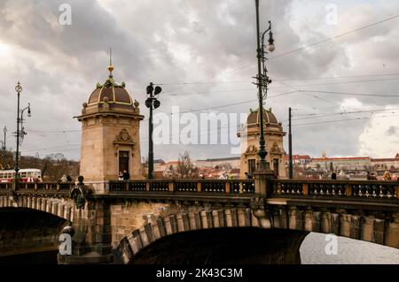 Art Nouveau Most Legii ou Legion Bridge sur la rivière Vltava à Prague, République tchèque. Banque D'Images