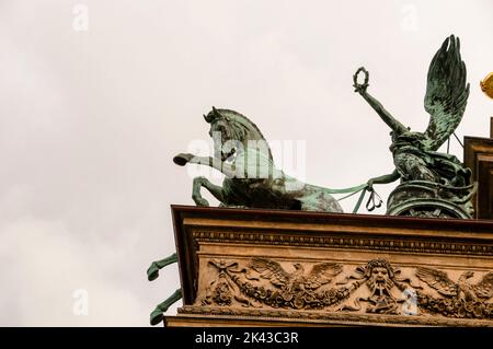 Sculpture de chars sur le coin du toit du Théâtre National à Prague, République tchèque. Banque D'Images