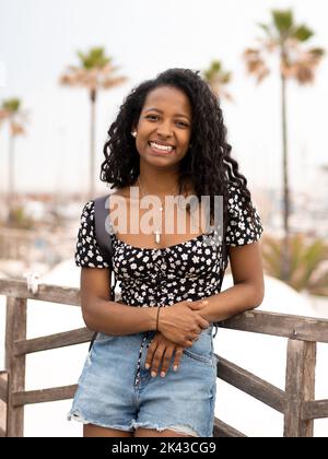 Jeune touriste afro-américaine souriante dans un endroit paradisiaque Banque D'Images