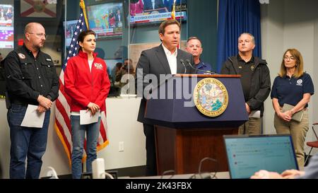 Tallahassee, États-Unis. 29th septembre 2022. Le gouverneur de la Floride, Ron DeSantis, au centre, informe les médias des conséquences de l'ouragan catastrophique Ian, au quartier général du département de gestion des urgences de la Floride, à 29 septembre 2022, à Tallahassee, en Floride. Debout à partir de la gauche: Kevin Guthrie, Directeur de la FFEM, première Dame de Floride Casey DeSantis, contre-amiral de l'USCG Brendan McPherson et Gracia Szczech, Administrateur de la région 4 de la FEMA. Crédit: Robert Kaufmann/FEMA/Alay Live News Banque D'Images