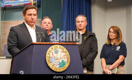 Tallahassee, États-Unis. 29th septembre 2022. Ron DeSantis, gouverneur de Floride, à gauche, informe les médias des conséquences de l'ouragan catastrophique Ian au quartier général du département de gestion des urgences de Floride, à 29 septembre 2022, à Tallahassee, en Floride. Crédit: Robert Kaufmann/FEMA/Alay Live News Banque D'Images