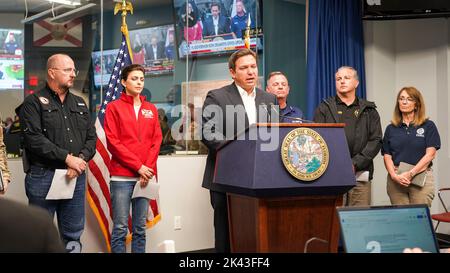 Tallahassee, États-Unis. 29th septembre 2022. Le gouverneur de la Floride, Ron DeSantis, au centre, informe les médias des conséquences de l'ouragan catastrophique Ian, au quartier général du département de gestion des urgences de la Floride, à 29 septembre 2022, à Tallahassee, en Floride. Debout à partir de la gauche: Kevin Guthrie, Directeur de la FFEM, première Dame de Floride Casey DeSantis, contre-amiral de l'USCG Brendan McPherson et Gracia Szczech, Administrateur de la région 4 de la FEMA. Crédit: Robert Kaufmann/FEMA/Alay Live News Banque D'Images