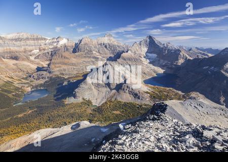 Vue aérienne du paysage Lac O'Hara bassin alpin, sommets éloignés des montagnes Rocheuses canadiennes. Escalade de montagne Parc national Yoho, Colombie-Britannique Canada Banque D'Images