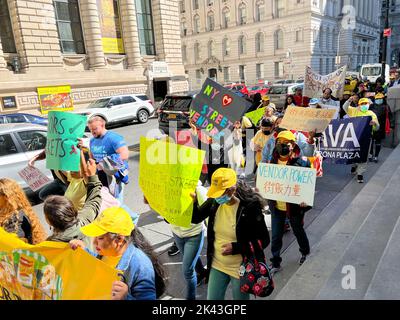 New York, NY, États-Unis. 29th septembre 2022. Des manifestants tiennent des panneaux de défense des droits des vendeurs à Lower-Manhattan, New York City, pour exiger de meilleures lois et de meilleurs traitements pour les vendeurs de rue, le 29 septembre 2022. Crédit : Ryan Rahman/Alay Live News. Banque D'Images