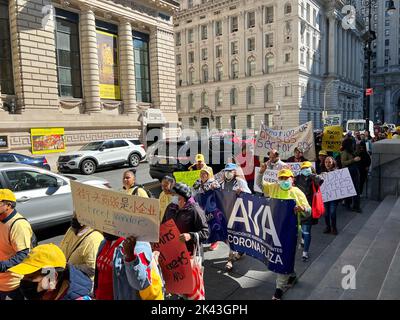 New York, NY, États-Unis. 29th septembre 2022. Des manifestants tiennent des panneaux de défense des droits des vendeurs à Lower-Manhattan, New York City, pour exiger de meilleures lois et de meilleurs traitements pour les vendeurs de rue, le 29 septembre 2022. Crédit : Ryan Rahman/Alay Live News. Banque D'Images