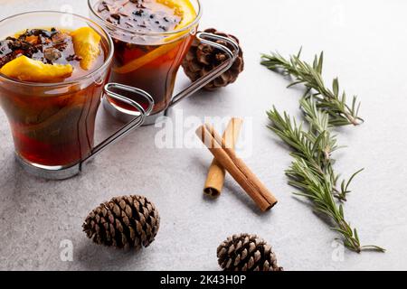 Image de deux tasses de thé de noël avec épices et citron et décorations de noël Banque D'Images