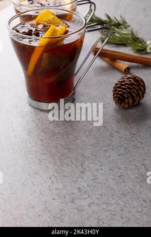 Image de deux tasses de thé de noël avec épices et citron et décorations de noël Banque D'Images