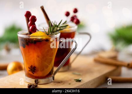 Image de deux tasses de thé aux épices et au citron et décorations de noël avec espace de copie Banque D'Images