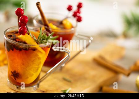 Image de deux tasses de thé aux épices et au citron et décorations de noël avec espace de copie Banque D'Images