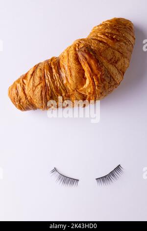 Image verticale des cils croissants et faux sur fond blanc Banque D'Images