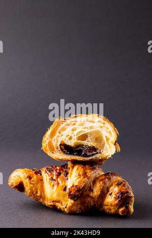 Image verticale de croissants au chocolat sur une surface gris foncé Banque D'Images