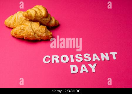 Image de croissants et de croissants sur fond rose Banque D'Images