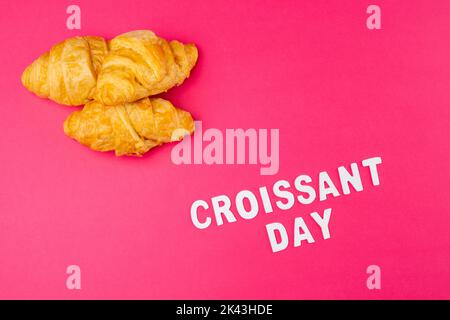 Image de croissants et de croissants sur fond rose Banque D'Images