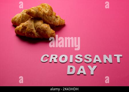Image de croissants et de croissants sur fond rose Banque D'Images