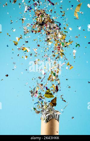 Composition de gros plan du nouvel an confetti sur fond bleu Banque D'Images