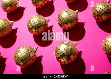 Composition de gros plan de boules du nouvel an sur fond rose Banque D'Images