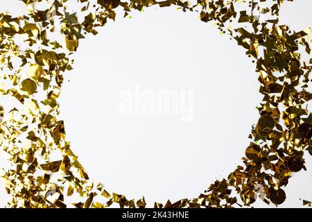 Composition de gros plan du nouvel an confetti sur fond blanc Banque D'Images