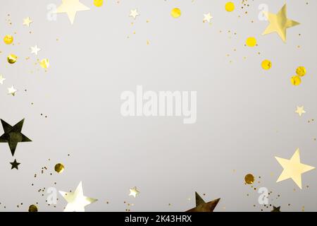 Composition de gros plan du nouvel an confetti sur fond blanc Banque D'Images