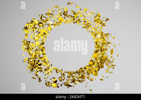 Composition de gros plan du nouvel an confetti sur fond blanc Banque D'Images