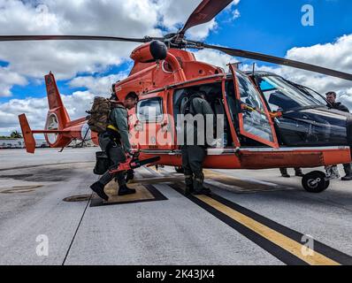 Floride, États-Unis. 29th septembre 2022. Une équipe de Dolphin MH-65 de la Garde côtière américaine de la station aérienne de Miami, en Floride, lance un cas de recherche et de sauvetage à la suite de l'ouragan Ian. L'affaire a été repoterd pour être près de Naples, en Floride. Crédit : U.S. Coast Guard/ZUMA Press Wire Service/ZUMAPRESS.com/Alamy Live News Banque D'Images