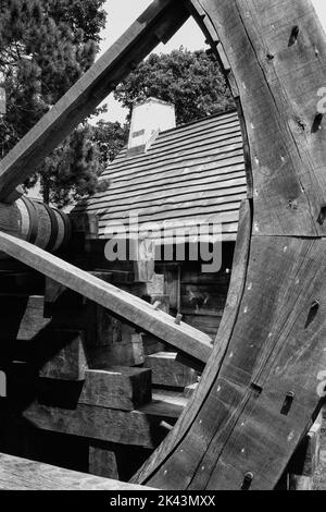 Une roue d'eau en bois exposée aux Saugus Iron Works - Saugus, Massachusetts. L'image a été capturée sur film analogique noir et blanc. Banque D'Images