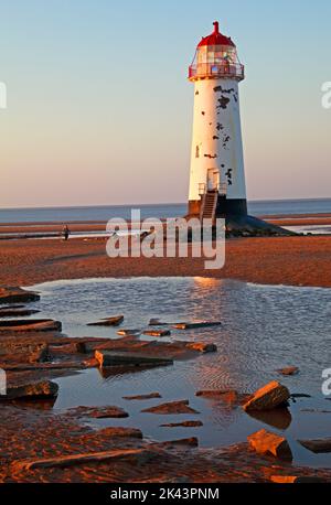 Point of Ayr Lighthouse, également connu sous le nom de Talacre Lighthouse, côte nord du pays de Galles, Royaume-Uni, CH8 9RD, au coucher du soleil en soirée Banque D'Images