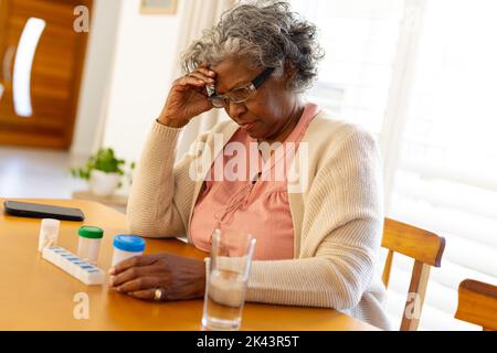 Des femmes afro-américaines sénitrices attentionnés prennent ses médicaments Banque D'Images