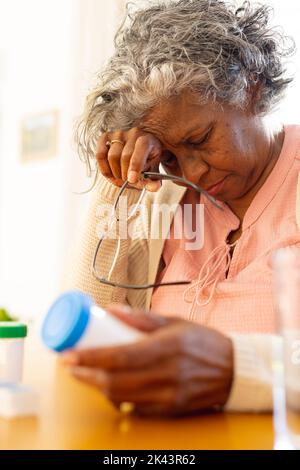 Des femmes afro-américaines sénitrices attentionnés prennent ses médicaments Banque D'Images