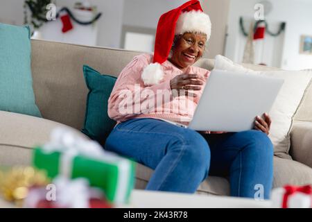 Les femmes afro-américaines séniors attentionnés portant le chapeau du père noël ont le temps de faire face Banque D'Images