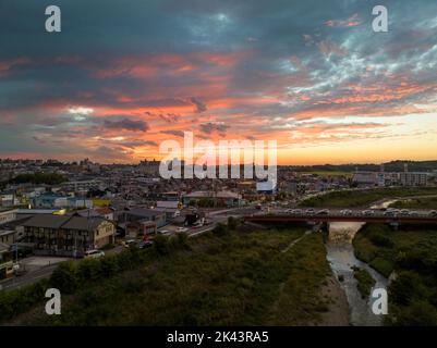 Magnifique coucher de soleil sur une ville plate à côté d'une petite rivière Banque D'Images