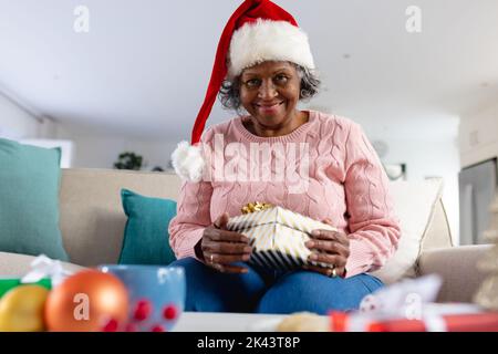 Femmes afro-américaines séniors attentionnés portant un chapeau de père noël Banque D'Images