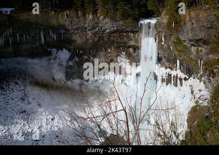 Chutes de Brandywine glace et neige de Whistler. Spectaculaires chutes Brandywine en hiver près de Whistler, en Colombie-Britannique, au Canada. Banque D'Images