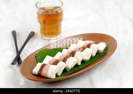 Getuk Tigna Warna ou Getuk Trio, en-cas javanais traditionnel sucré de Magelang. Un mélange de manioc, de sucre et de noix de coco Banque D'Images
