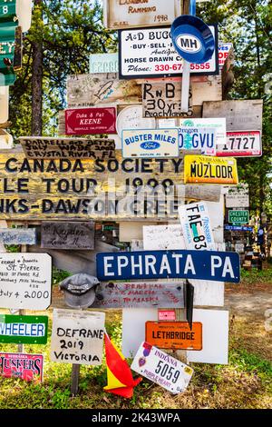 Les voyageurs affichent plus de 100 000 panneaux à la forêt de Watson Lake Sign Post, à Watson Lake, aux Territoires du Yukon et au Canada Banque D'Images