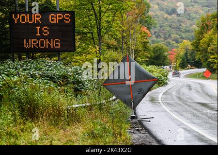 Un panneau d'avertissement GPS est affiché à Stowe, VT, États-Unis, car les gros camions suivent le GPS et se coincent dans le col de montagne Notch, un passage de passeurs sinueux et escarpé. Banque D'Images