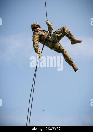 Un soldat américain fait une descente à bord d'un hélicoptère UH-60 Black Hawk à Camp Dodge à Johnston, Iowa, le 14 septembre 2022. Près de 30 soldats et aviateurs ont participé à un cours de Rappel Master organisé par une équipe d'entraînement mobile du Centre d'entraînement des soldats de la Garde nationale de l'Armée de terre basé à fort Benning, en Géorgie. (É.-U. Garde nationale de l'Armée de terre photo personnel Sgt. Tawny Kruse) Banque D'Images