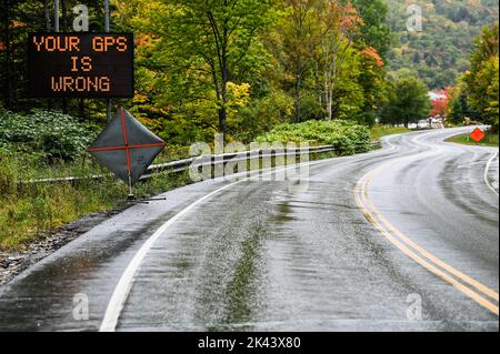 Un panneau d'avertissement GPS est affiché à Stowe, VT, États-Unis, car les gros camions suivent le GPS et se coincent dans le col de montagne Notch, un passage de passeurs sinueux et escarpé. Banque D'Images