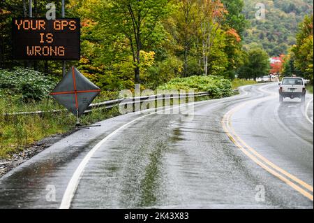 Un panneau d'avertissement GPS est affiché à Stowe, VT, États-Unis, car les gros camions suivent le GPS et se coincent dans le col de montagne Notch, un passage de passeurs sinueux et escarpé. Banque D'Images