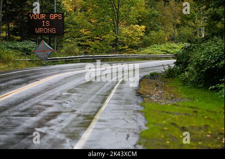 Un panneau d'avertissement GPS est affiché à Stowe, VT, États-Unis, car les gros camions suivent le GPS et se coincent dans le col de montagne Notch, un passage de passeurs sinueux et escarpé. Banque D'Images