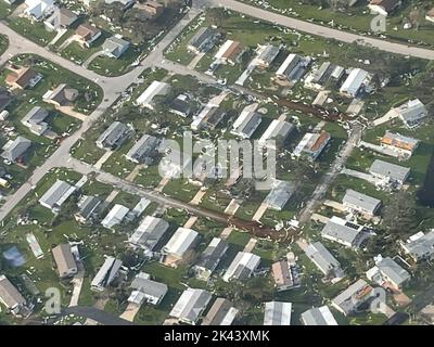 Un équipage de la U.S. Coast Guard de la Air Station Miami, en Floride, effectue des survols autour de la région de fort Myers à la suite de l'ouragan Ian, le 29 septembre 2022. Certaines des choses que les équipes recherchent sont les personnes en détresse, l'étendue des dommages et la pollution potentielle. (Photo de la Garde côtière américaine par Petty Officer 3rd classe Kruz Sanders) Banque D'Images