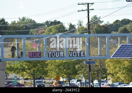 Paramus, New Jersey, États-Unis. 29th septembre 2022. (NOUVEAU) des individus participent à une manifestation contre l'ancien président Donald Trump. 29 septembre 2022, New Jersey, Etats-Unis: 29 septembre 2022. Les manifestants se rassemblent sur un passage de passage à côté du centre commercial du centre-ville de Bergen à Paramus, dans le New Jersey, pour protester contre l'ancien président des États-Unis, Donald J. Trump, qualifiant ses actes de trahison et appelant à cesser la trahison. Les manifestants se sont également rassemblés pour appuyer Roe V. Wade et les droits des femmes. (Image de crédit : © Kyle Mazza/TheNEWS2 via ZUMA Press Wire) Banque D'Images