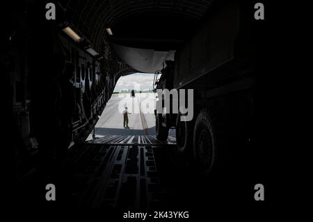 L'Airman Ronald Clayberg, chef de la Force aérienne des États-Unis, base aérienne de Douvres, Delaware, 3rd Airlift Squadron Loadmaster, dirige un système de fusée d'artillerie à haute mobilité à partir d'un C-17 Globemaster III lors de l'exercice GOLDEN BEE à San Jose, Tinian, le 26 septembre 2022. L'exercice GOLDEN BEE est un exercice de préparation conjoint conçu pour fournir une intégration de la formation et répéter les objectifs stratégiques et opérationnels dans la zone de responsabilité Indo-Pacific. (É.-U. Photo de la Force aérienne par Airman classe 1st Lauren Clevenger) Banque D'Images