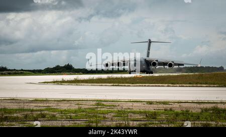 Un C-17 Globemaster III de la Force aérienne des États-Unis affecté à la base aérienne de Travis, en Californie, atterrit sur Northwest Field pendant l'exercice GOLDEN BEE à la base aérienne d'Andersen, Guam, septembre 26,2022. L'exercice GOLDEN BEE est un exercice de préparation conjoint dirigé par le Commandement de la mobilité aérienne et a été conçu pour fournir une intégration de la formation et répéter les objectifs stratégiques et opérationnels à l'appui des initiatives Agile combat Employment dans la zone de responsabilité Indo-Pacific. (É.-U. Photo de la Force aérienne par 1st Lt. Jade Watkins) Banque D'Images