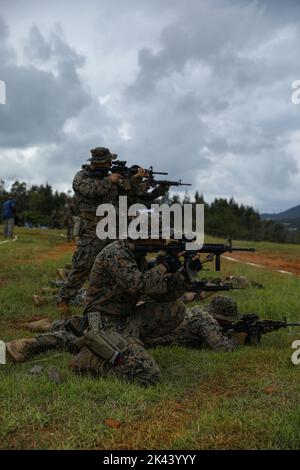 Marines des États-Unis avec 9h membres du Bataillon de soutien technique et du Régiment de logistique de combat 3, 3D Marine Logistics Group, fusils de service M4A1 et M16A4 lors d'un tir en direct à Camp Hansen, Okinawa, Japon, 24 septembre 2022. La série a été organisée comme un rachat pour les installations de la force expéditionnaire maritime III et des Marines du corps maritime pour représenter leurs unités individuelles lors du concours de tir de la prochaine division extrême-Orient. 3D MLG, basée à Okinawa, au Japon, est une unité de combat déployée à l’avant qui sert de pilier global de soutien logistique et de service de combat pour les opérations t du MEF III Banque D'Images